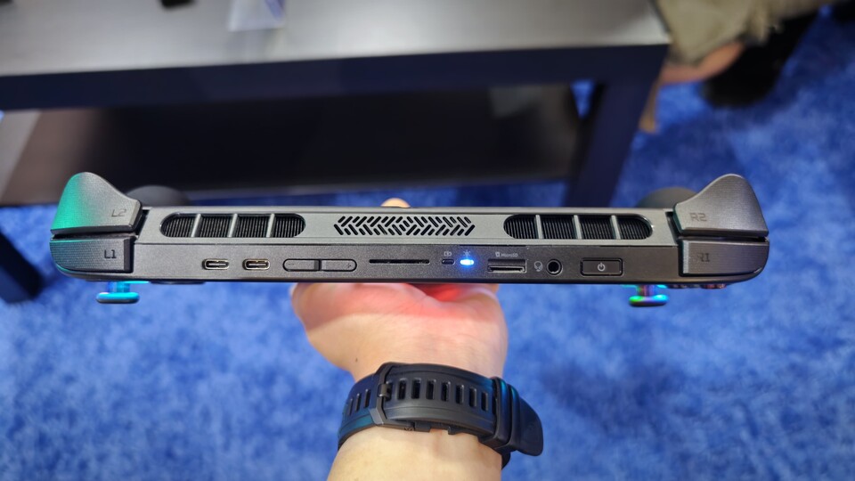 Die Oberseite des Acer Predator Atlas 8. Die Power-Taste hat einen integrierten Fingerabdruck-Sensor. (Bildquelle: Duy Linh DinhGameStar Tech)