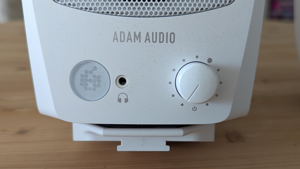 Das Design ist sehr schlicht gehalten: Bis auf eine LED-Statusanzeige, einen Headset-Port und einen Drehregler gibt es nichts auf der Vorderseite zu sehen.