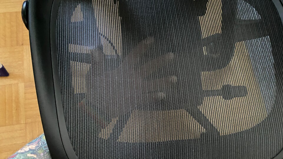 Der Elastomerbezug ist feinmaschig, aber grob genug, dass man hindurchgucken kann. (Bildquelle: Maxe S., GameStar)