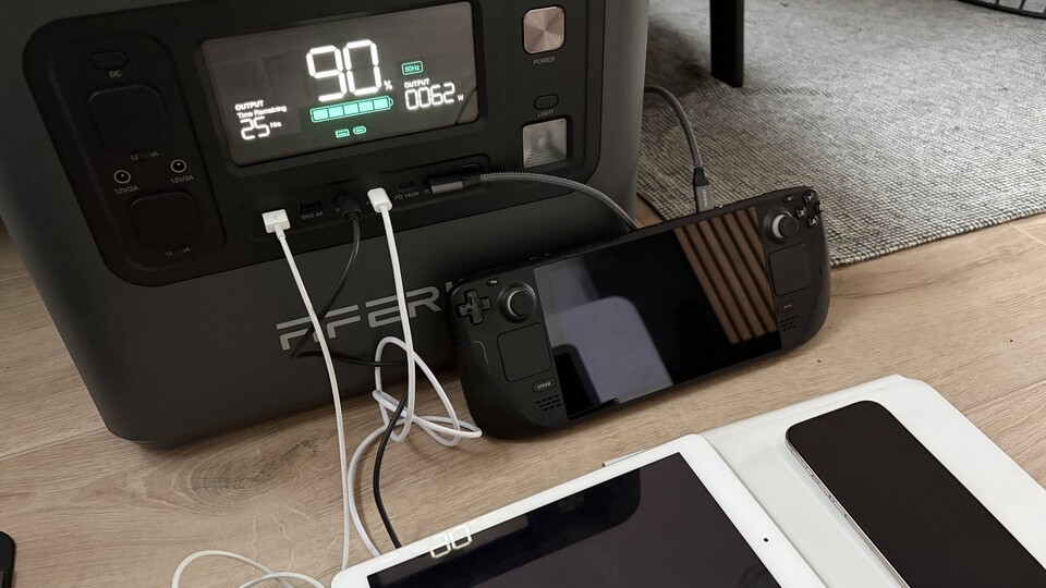 Steam Deck, Handy und Tablets parallel angeschlossen – darüber kann die P280 nur müde lächeln.