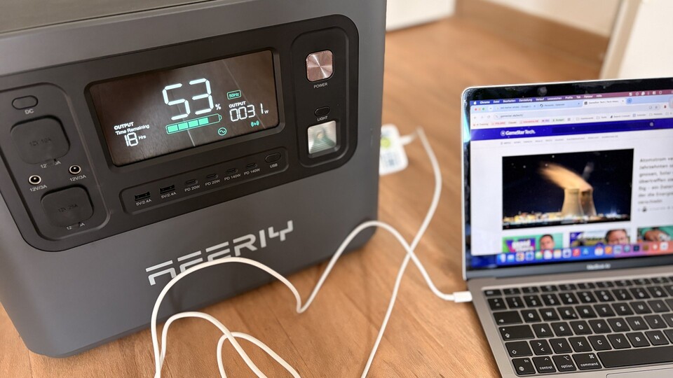 Das MacBook kann ich sowohl via USB-C als auch via Schukoanschluss laden.
