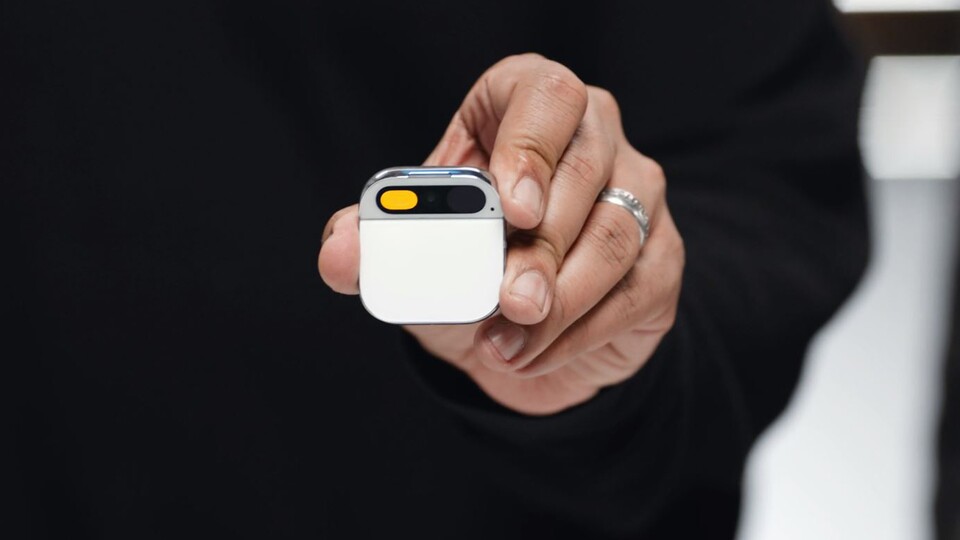 So groß ist der Humane AI Pin - das Gadget ist also größentechnisch eine Art Smartbrosche (Quelle: Humane Video Screenshot)