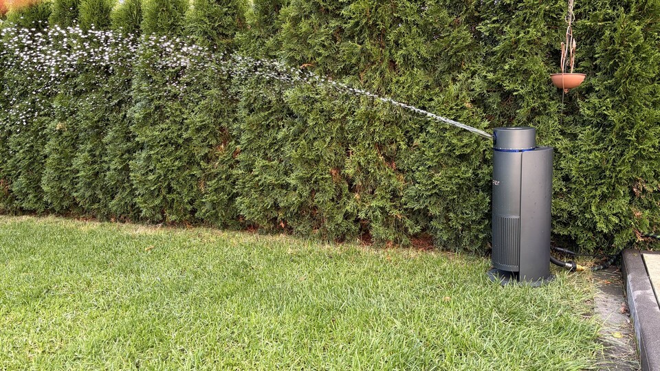 Stromkabel und Wasserschlauch zu verstecken, ist die größte Herausforderung. Am besten platziert ihr den IrriSense in Ecken oder am Rand eures Gartens.
