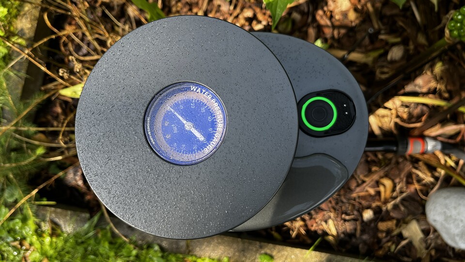 Der Wasserdruck lässt sich an der Oberseite ablesen.