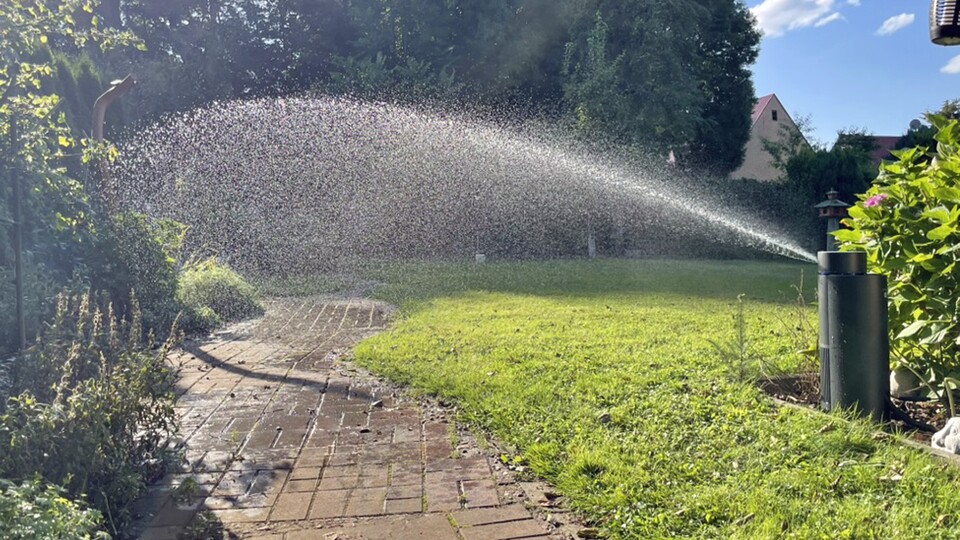 Das Wasser kommt in feinen Tropfen aus dem Gerät.