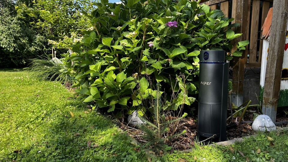 Unscheinbar vor der Terrasse platziert hat der Aiper IrriSense hier freie Bahn auf die umliegenden Pflanzen und den Rasen.