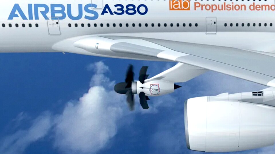 (Animation) Das Open-Fan-Triebwerk von CFM an einem Airbus A3380. Zum Vergleich ist praktischerweise kurz davor ein klassisches Turbofan-Triebwerk vom Typ Trent 900 zu sehen.
Bildquelle: Airbus