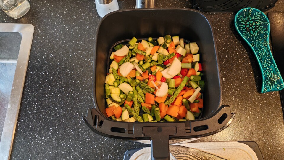 Obacht, denn wer zu hoch im Airfryer stapelt, torpediert die Luftzufuhr. (Bildquelle: Maxe S., GameStar)