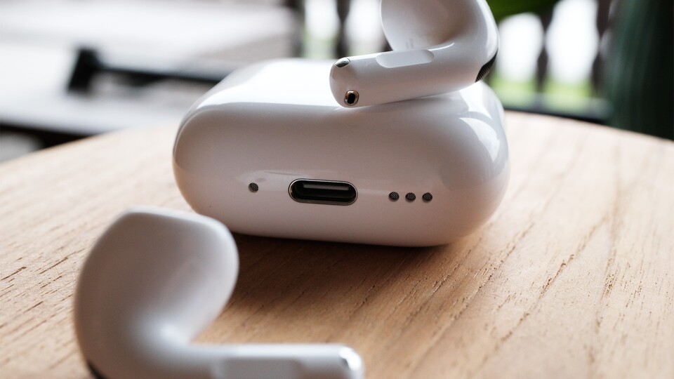 Die AirPods 4 ANC kommen natürlich auch mit Ladecase, geladen wird dieses per USB-C oder kabellos per Qi.