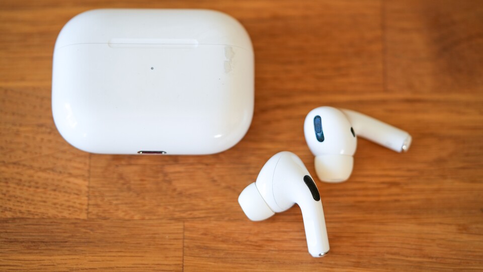 Die AirPods Pro bieten gegenüber Kabelkopfhörern mehr Bewegungsfreiheit und ANC. (Bild: GameStar Tech)
