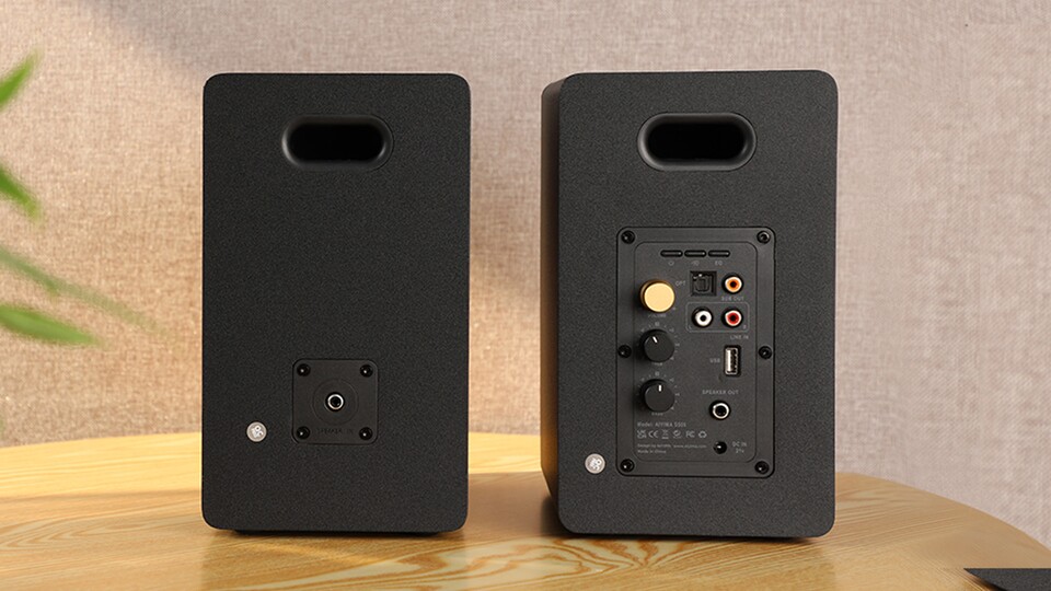 Auf der Rückseite der Hi-Fi-Lautsprecher findet ihr alle Anschlüsse, sowie direkte Lautstärke-Regler.