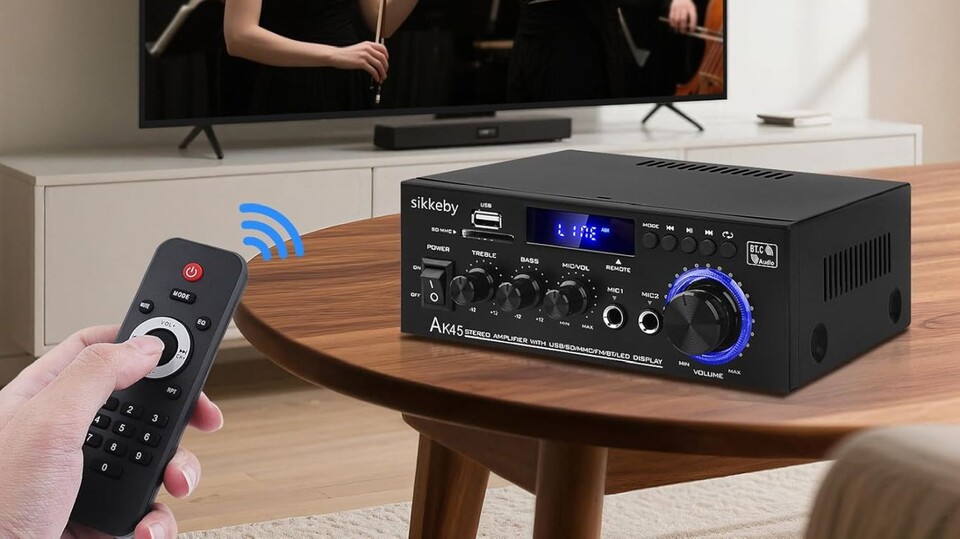 Die Photoshopfähigkeiten des Herstellerteams sind seltsam - tatsächlich ist der Verstärker nämlich deutlich kleiner als da auf dem Produktbild. Aber die Fernbedienung kommt der Realität immerhin nahe.