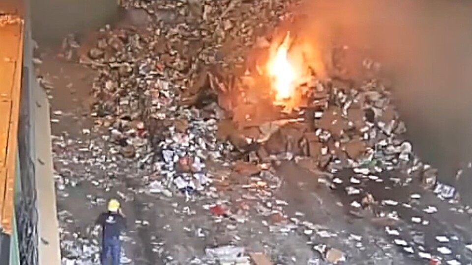 Akku-Feuer in einer Ecomain-Anlage. (Bildquelle: YouTube-Video)