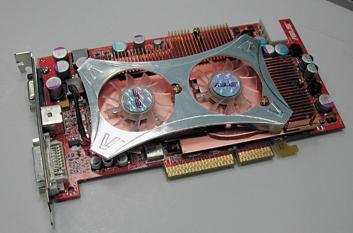 3D-Minimum: DirectX-9-Karten mit Geforce-FX-5600- oder Radeon-9600-Chip. Ältere Geforce-4-Ti-4200- Boards sind zwar schnell, können aber nur DirectX-8. Finger weg bei allen Geforce-MX-Modellen, den Geforce-5200-Varianten und bei Radeon-9200-Boards.