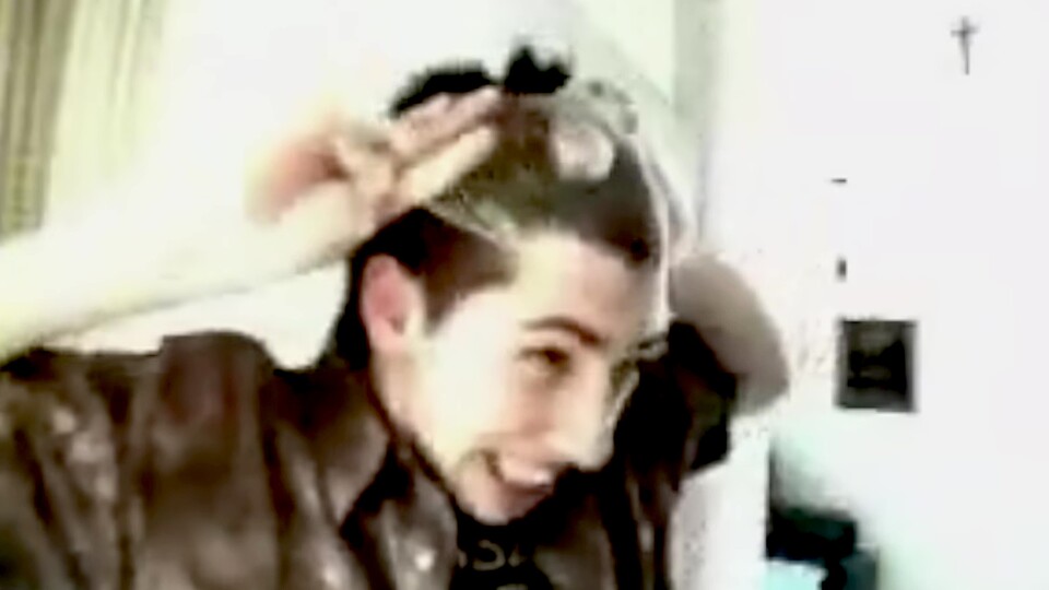 Alex hat schon früh angefangen, Videos von sich aufzunehmen. Und weil wir alle mal jung waren, ist auch so etwas dabei, wie sich ein Kondom über den Kopf zu ziehen. (Bild: YouTube, Alex)