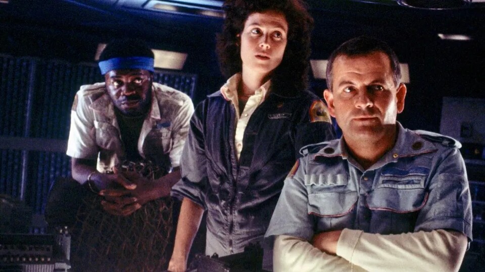 Ian Holm (Der Herr der Ringe, Brazil) ist natürlich seit 1979 Teil des Alien-Franchises. In Alien: Romulus ist der Schauspieler erneut zu sehen - obwohl er bereits vor vier Jahren verstorben ist. Bildquelle: Disney20th Century Fox