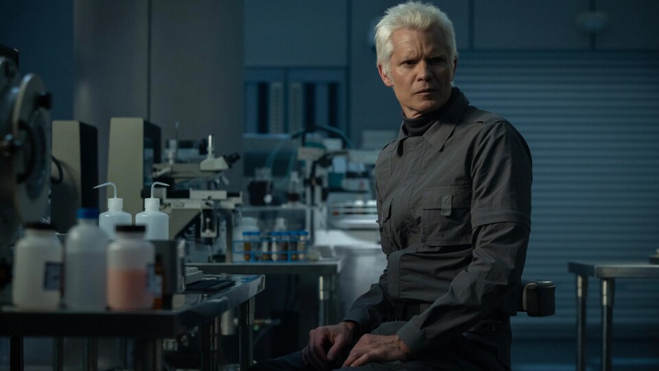 Timothy Olyphant ist dafür bekannt, nahezu in jeder Rolle einen Gesetzeshüter zu spielen - selbst im Star-Wars-Universum! In Alien: Earth darf der Schauspieler mal andere Facetten zeigen. Bildquelle: Disney