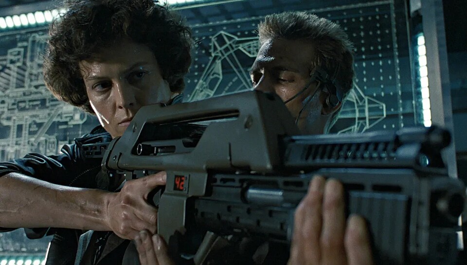 Während Ellen Ripley (Sigourney Weaver) ein Nickerchen macht, geht in Alien: Romulus die Post ab. Bildquelle: Disney20th Century Fox