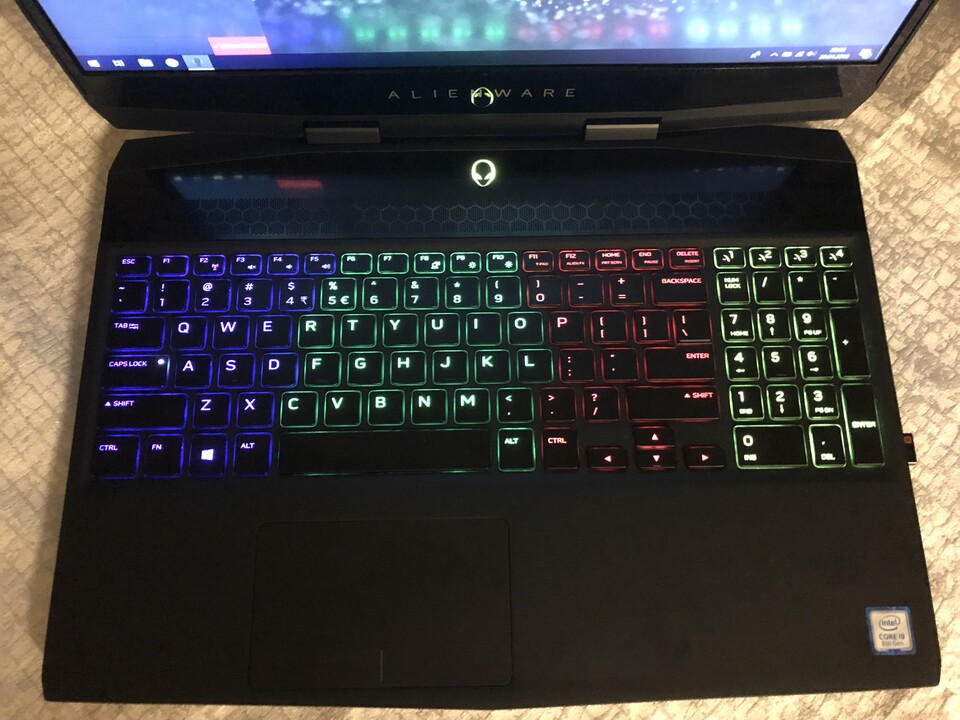 Die Tastatur des m15 mit den einzeln Ansteuerbaren RGB-Zonen.