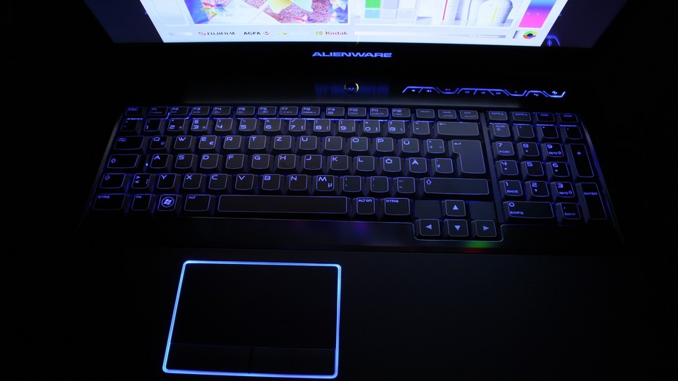 Tastatur und Multimedia-Leiste sind beleuchtet, die Farben lassen sich im Alienware Command Center anpassen.