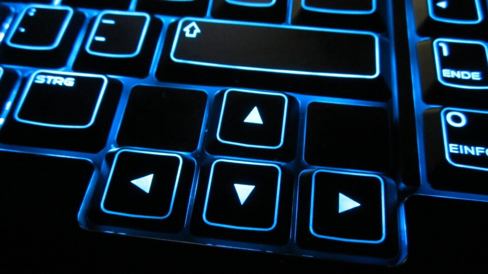Tastatur, Touchpad und Alienware-Logos sind beleuchtet.