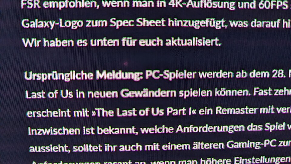 Weiße Schrift auf dunklem Hintergrund zeigt den Farbsaum beim Alienware AW3423DWF deutlich.