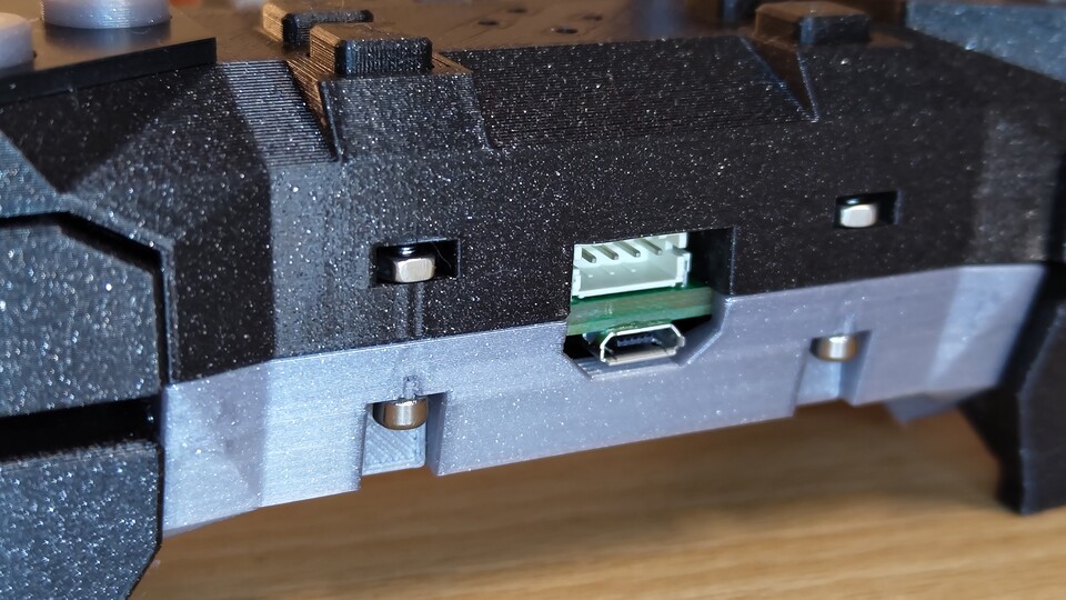 Da musste ich erst einmal in meiner Kabelschublade kramen: Ein Micro-USB-Kabel ist für den Anschluss des Controllers nötig.
