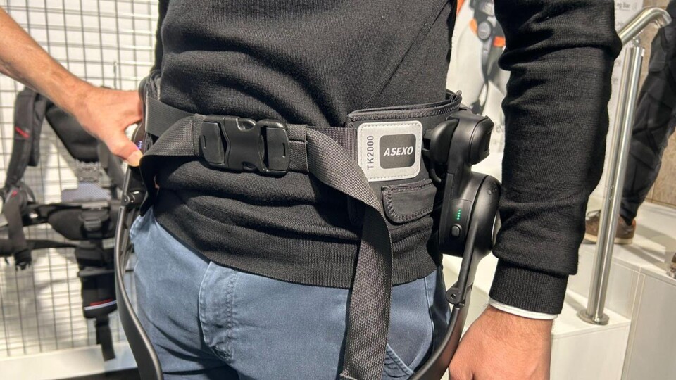 Motoren an der Hüfte unterstützen die natürliche Bewegung, während die KI das individuelle Gangmuster erkennt und die Assistenz kontinuierlich daran anpasst. (Bildquelle: Marten NeelsenGameStar Tech)