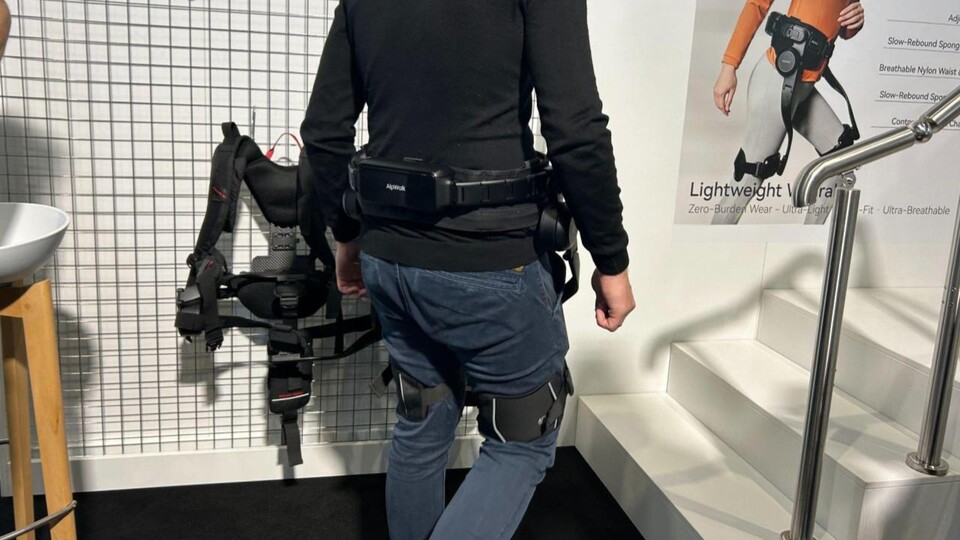 Gerade beim Treppensteigen wird die Unterstützung spürbar: Das Exoskelett erkennt die Bewegung und gibt zusätzliches Drehmoment, um den Kraftaufwand beim Aufstieg zu reduzieren. (Bildquelle: Marten NeelsenGameStar Tech)