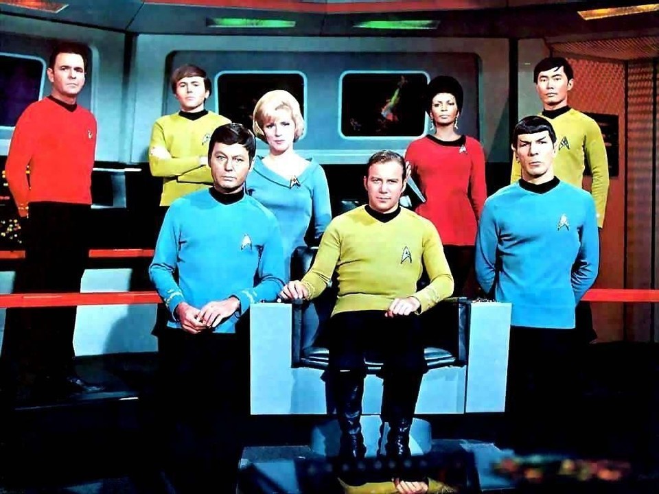 Die alte Crew zum Vergleich, von links nach rechts: Scotty (James Doohan), Chekov (Walter Koenig), McCoy (DeForest Kelley), Christine Chapel (Majel Barrett), Kirk (William Shatner), Uhura (Nichelle Nichols), Spock (Leonard Nimoy), Sulu (George Takei)