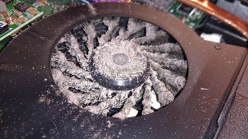 Wenn die Lüfter in eurem Laptop so aussehen, wird es höchste Zeit für etwas Druckluft. (Bild: PC-Reparatur-Center Dresden)
