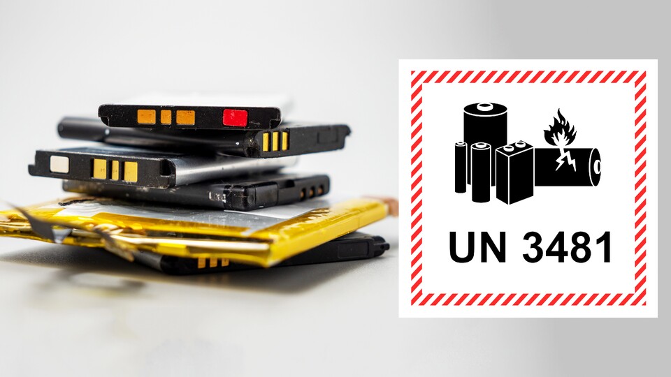 Akkus kommen in verschiedenen Formen. Anhand des UN 3481 Warnlabels erkennt man, dass in einer Lieferung Lithium-Batterien enthalten sind.