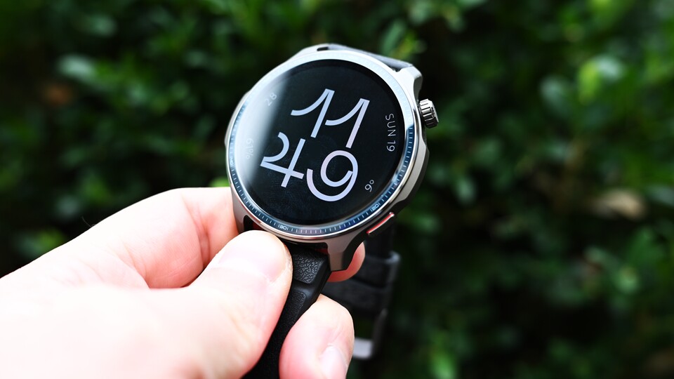 Das Aluminiumgehäuse der Amazfit Balance 2 macht einen sehr robusten Eindruck und das Silikonarmband schmiegt sich angenehm an die Haut.