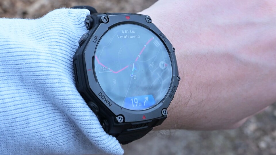 Die Abbiegehinweise gibt es rechtzeitig auf die Uhr. So soll es sein. (Bild: Patrick Schneider, GameStar Tech).