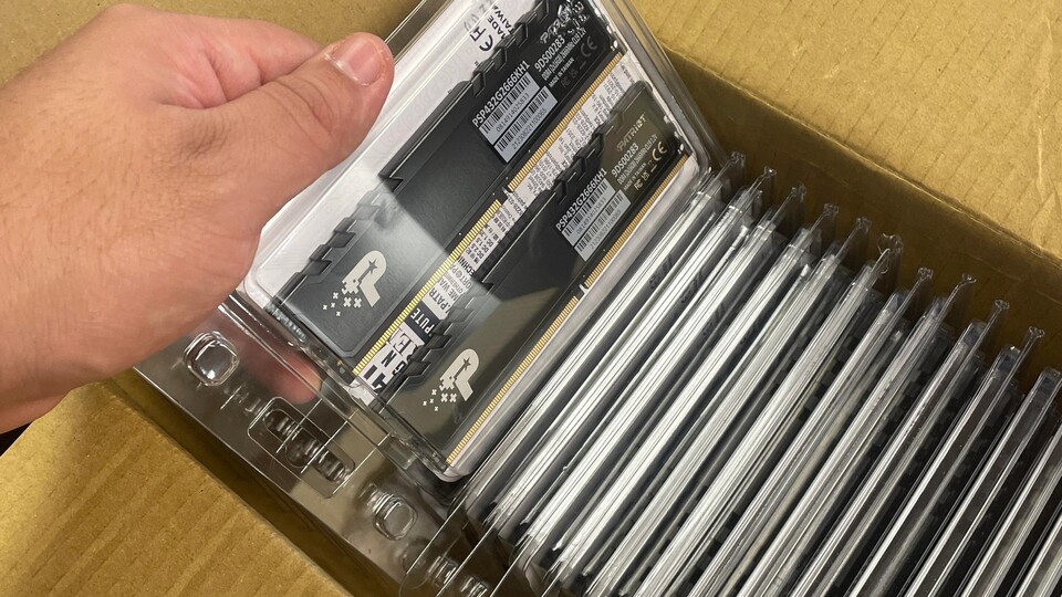 Ingesamt befinden sich 25 dieser RAM-Kits mit je zwei DDR4-Riegeln im Karton. (Bild: Reddit, PopsMCG)