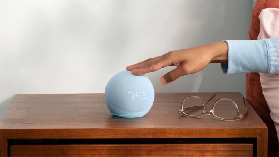 Wenn ihr euch für Amazon entscheidet, ist der Echo Dot ein kostengünstiger Smart Speaker.