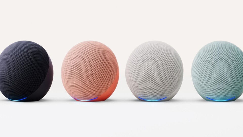 Den neuen Echo Dot gibt es in vier Farben, die abseits von Schwarz und Weiß eher in Pastelltönen daherkommen. Damit dürften sie sich überall ganz gut einfügen.