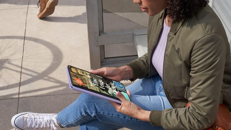 Unterwegs komfortabel schmökern: Mit dem Amazon Fire Max 11 im Gepäck könnt ihr euren E-Reader getrost zu Hause lassen.