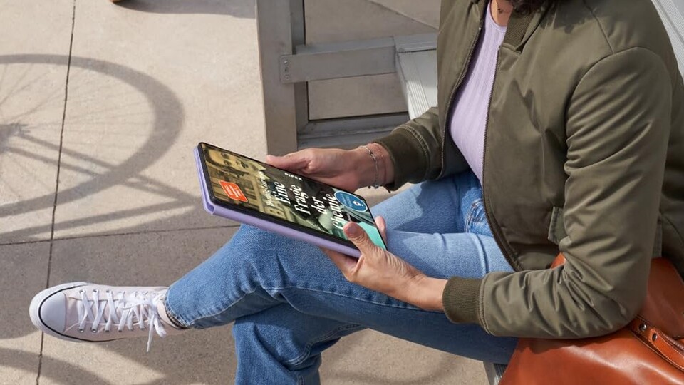 Multitalent im Taschenformat: Mit dem Amazon Fire Max 11 in der Tasche könnt ihr Laptop, E-Reader und Co. getrost zuhause lassen.