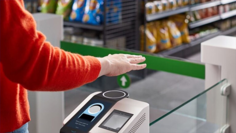 In einigen Supermärkten kann man seit 2020 mit Amazon One bezahlen. (Bildquelle: Amazon)