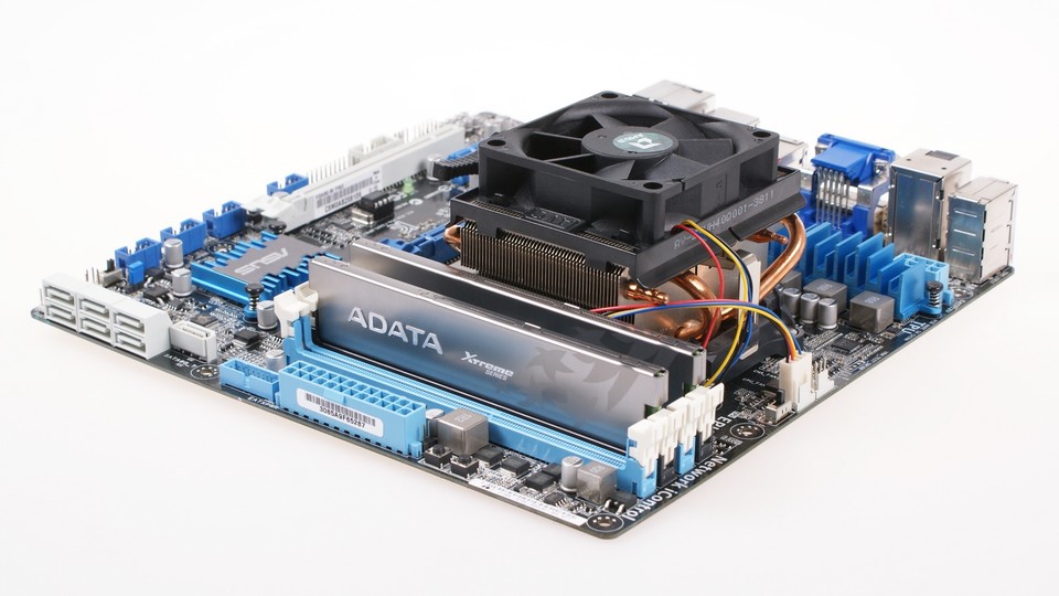 Unser Testsystem besteht aus dem AMD A10 5800K mit vier Piledriver-Kernen und 3,8 GHz Taktfrequenz, 8,0 GByte DDR3-2133-Speicher von ADATA und AMDs Boxed-Lüfter auf der 120 Euro teuren Micro-ATX-Hauptplatine Asus M2A85-M Pro mit dem neuen A85-Chipsatz.
