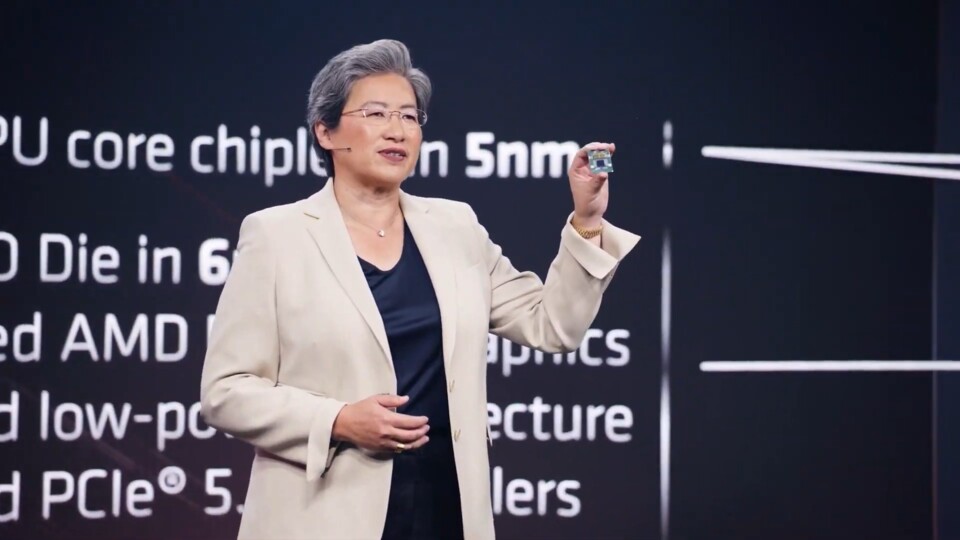 Dr. Lisa Su hält ein Testsample der neuen CPU-Generation in die Kamera.