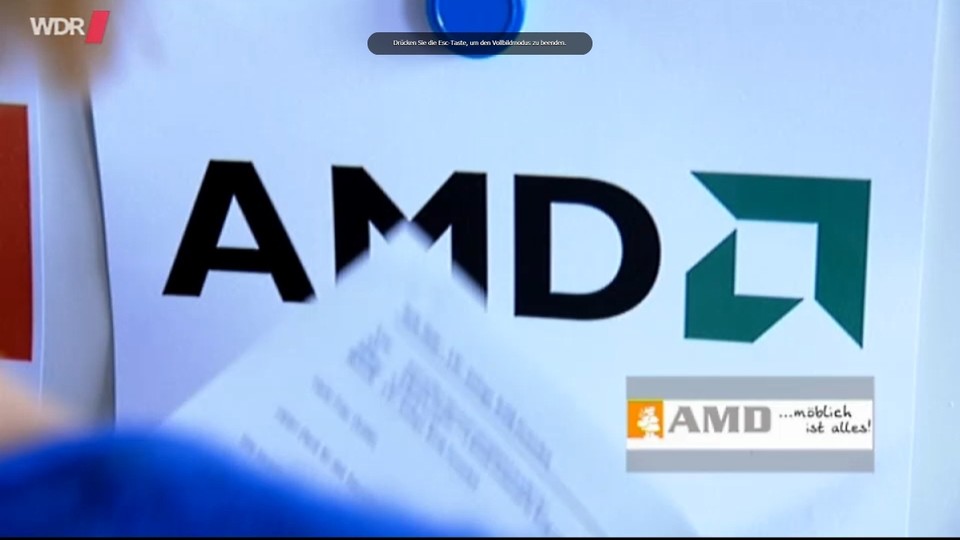In der Redaktion war ein großes AMD-Logo angebracht, das auch noch im Video zu sehen ist. (Bildquelle: WDR)