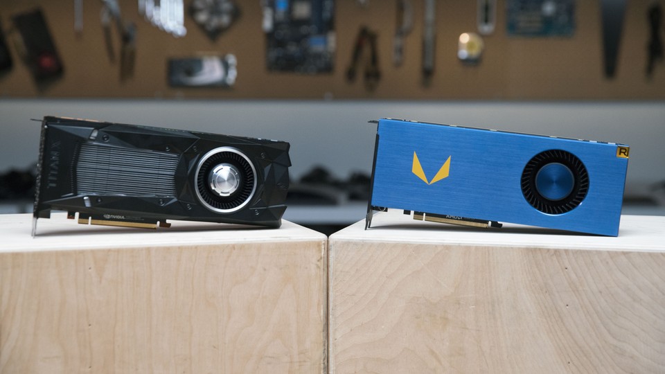 Die AMD Radeon Vega Frontier Edition (rechts) im Vergleich mit der Nvidia Titan Xp. (Bildquelle: PC World/IDG/Dan Masaoka)