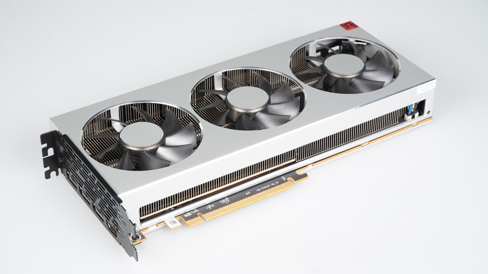 Mit der Radeon VII kann AMD immerhin zu Nvidias Geforce RTX 2080 aufschließen. Hardware-beschleunigtes Raytracing bietet sie nicht, dafür aber 16,0 GByte VRAM.