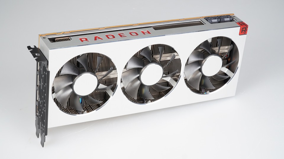 AMD verabschiedet sich mit der Radeon VII vom Blower-Style und setzt nun auf eine axiale Kühlung mit drei Lüftern, Alu-Radiator und großer Vapor Chamber.