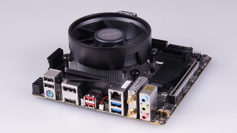 Für den Test der Ryzen-APU hat uns AMD ein Mini-ITX-Mainboard von MSI zur Verfügung gestellt. Der auf der Platine zu sehende Wraith-Kühler gehört zum Lieferumfang des Ryzen 5 2400G.