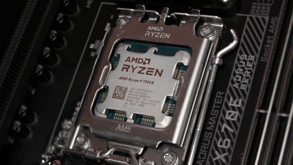 Der AMD Ryzen 9 7950X ist das neue Flaggschiff von AMD. Mit 16 Kernen, 32 Threads und bis zu 5,6 GHz Boosttakt markiert er gerade die Krönung der Prozessoren. Ideal für Workstations.