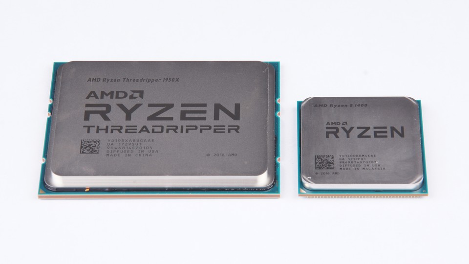 Links sehen Sie den üppigen (und schweren) Ryzen Threadripper 1950X, rechts den Ryzen 5 1400, der in Sachen Größe allen anderen Ryzen-7-, Ryzen-5- und Ryzen-3-CPUs entspricht.
