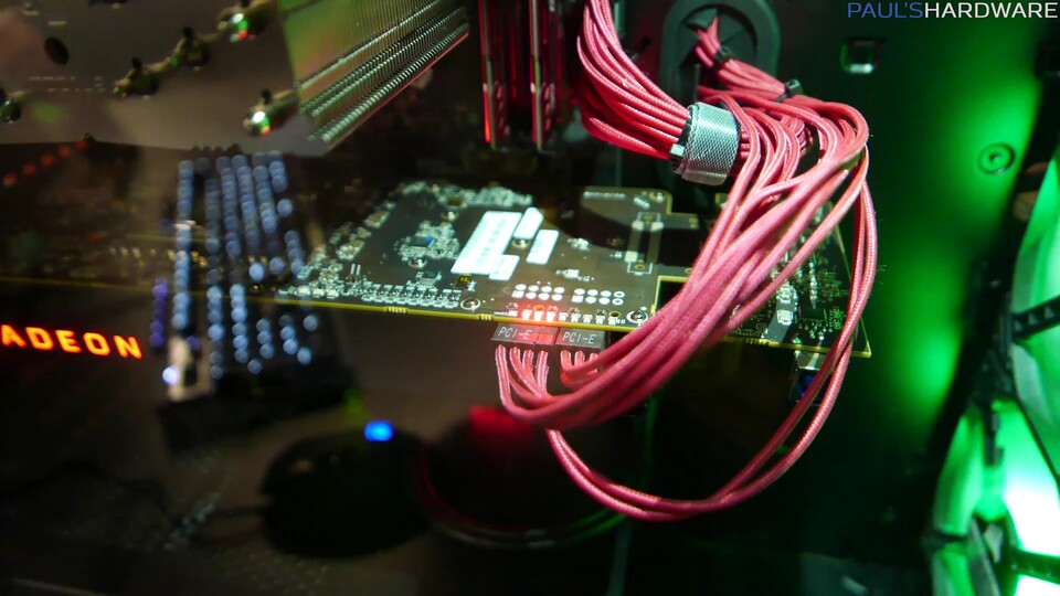 AMDs Vega-Prototyp hat einen 8- und einen 6-Pin-Strimanschluss. (Bildquelle: Paul's Hardware)
